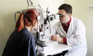 Badanie wzroku do prawa jazdy. Okulista bada wzrok pacjentki za pomocą specjalistycznego sprzętu.
