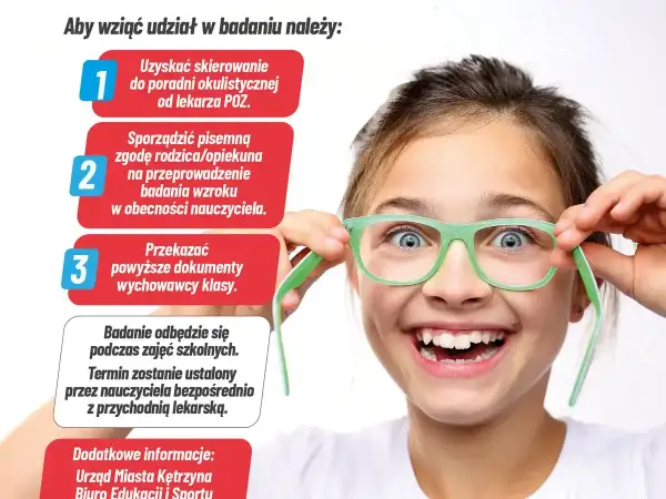 Uśmiechnięta dziewczynka z zielonymi okularami, przygotowująca się do badania wzroku. Informacje o badaniu wzroku u noworodka.